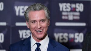 El gobernador Gavin Newsom lidera la campaña por la Proposición 50 en California, que busca equilibrar la representación política en el Congreso.