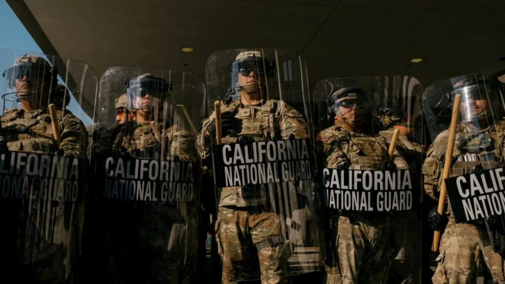 Miembros de la Guardia Nacional de California en preparación para su despliegue hacia Oregon tras orden federal