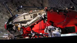 Equipos de emergencia atienden el accidente de un helicóptero médico en la autopista 50 de Sacramento, California, con tres tripulantes hospitalizados