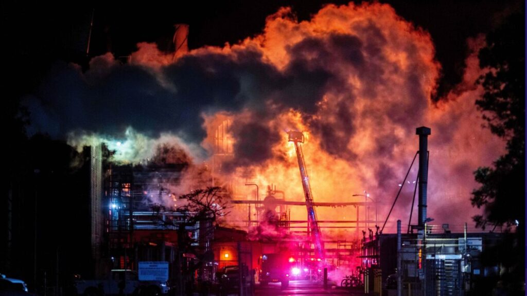 Incendio en refinería Chevron en California con humo y equipos de bomberos trabajando