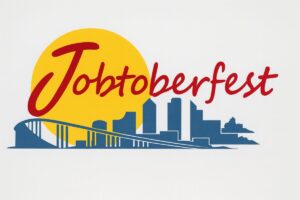 Grupo diverso de personas en feria laboral inclusiva en San Diego, con empleadores como Goodwill ofreciendo vacantes reales