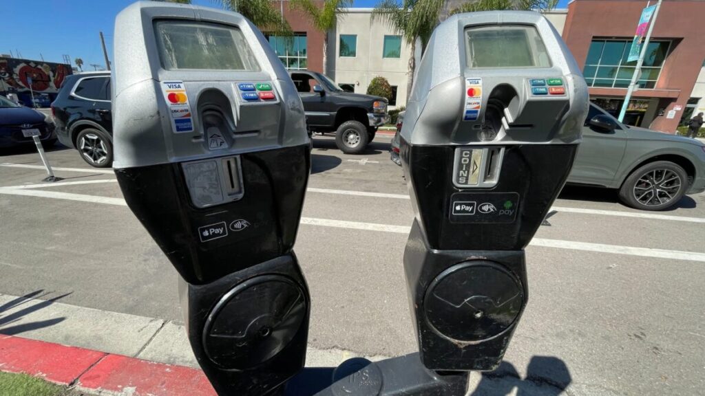 Calles del centro de La Mesa con autos estacionados y ambiente urbano tranquilo, donde entrarán en vigor nuevas tarifas de estacionamiento