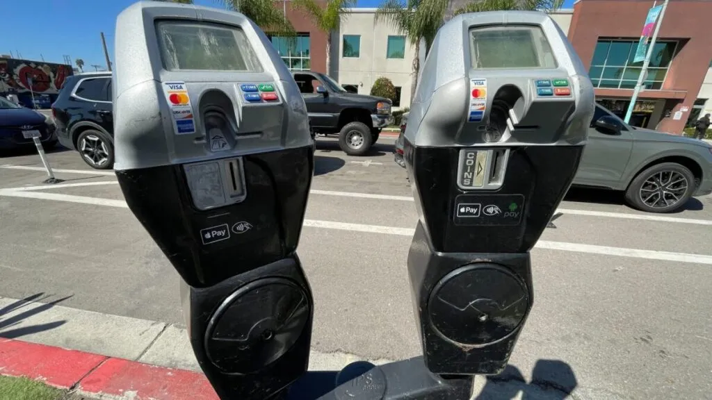 Calles del centro de La Mesa con autos estacionados y ambiente urbano tranquilo, donde entrarán en vigor nuevas tarifas de estacionamiento