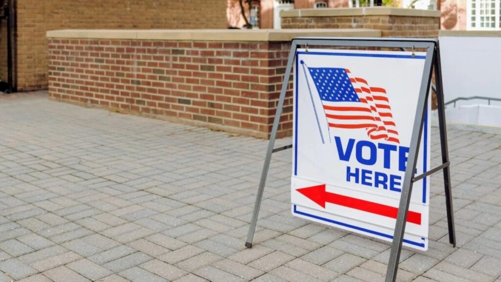 Urna electoral en California con votantes participando en la elección especial sobre la Proposición 50