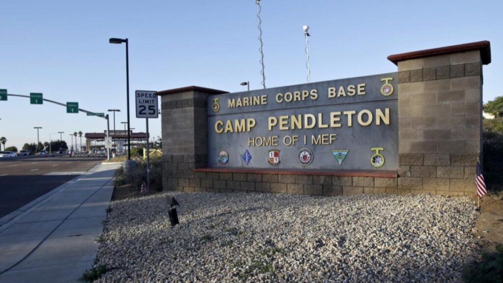 Vehículo policial dañado por metralla tras detonación de artillería durante demostración militar de los Marines en California.