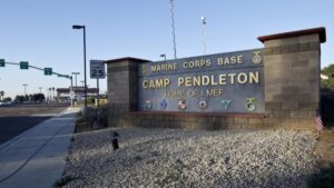 Vehículo policial dañado por metralla tras detonación de artillería durante demostración militar de los Marines en California.