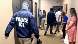 Personas en California frente a oficinas de ICE muestran organización y apoyo comunitario para proteger familias y procesos migratorios