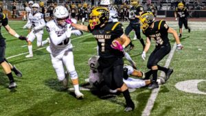 Jugadores de Mission Bay celebran un touchdown contra Patrick Henry en partido de fútbol americano de la City League en San Diego
