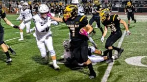 Jugadores de Mission Bay celebran un touchdown contra Patrick Henry en partido de fútbol americano de la City League en San Diego