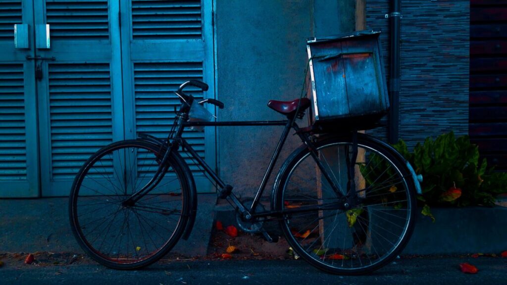 Imagen editorial de ciclista en Blossom Valley donde ocurrió un fatal accidente en carretera rural