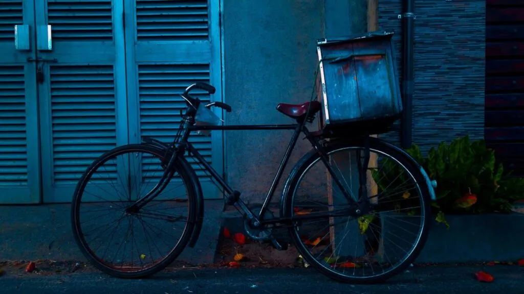 Imagen editorial de ciclista en Blossom Valley donde ocurrió un fatal accidente en carretera rural