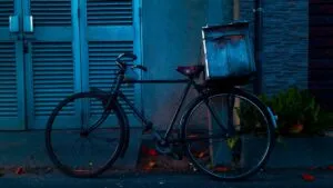 Imagen editorial de ciclista en Blossom Valley donde ocurrió un fatal accidente en carretera rural