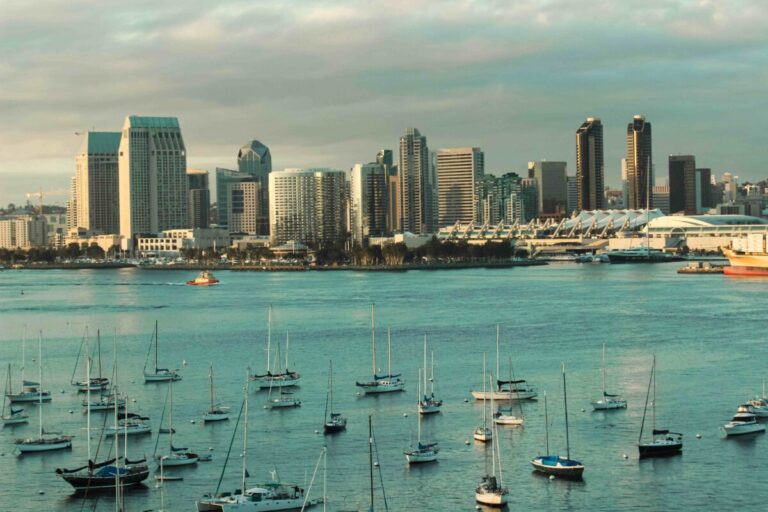 Empresarios hispanos en San Diego durante un taller sobre oportunidades con el Puerto de San Diego