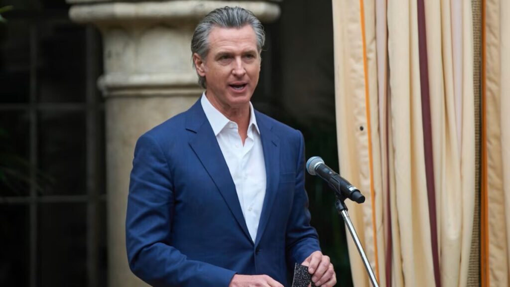 Gavin Newsom durante conferencia en California criticando la exhibición militar organizada por el gobierno federal