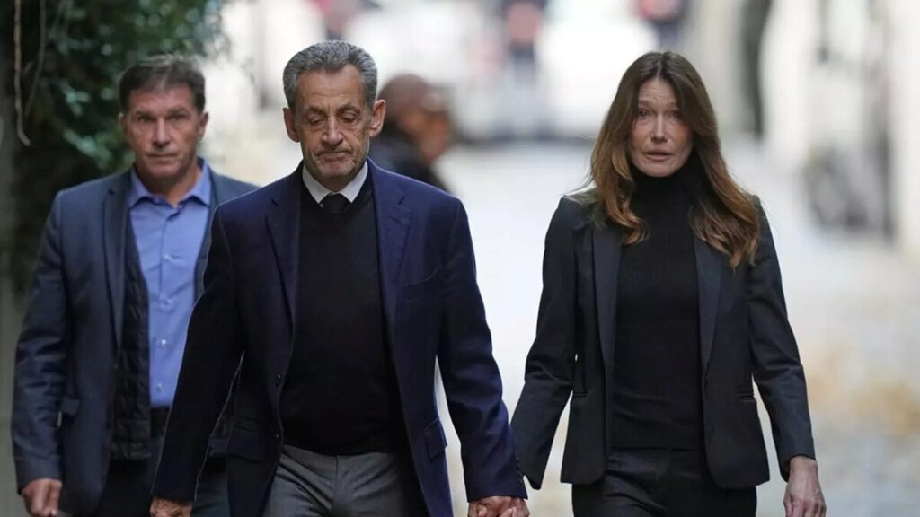 Nicolas Sarkozy escoltado por la policía al ingresar a prisión en París tras condena por corrupción.