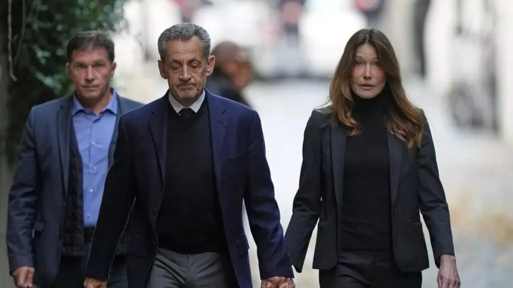 Nicolas Sarkozy escoltado por la policía al ingresar a prisión en París tras condena por corrupción.