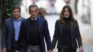 Nicolas Sarkozy escoltado por la policía al ingresar a prisión en París tras condena por corrupción.