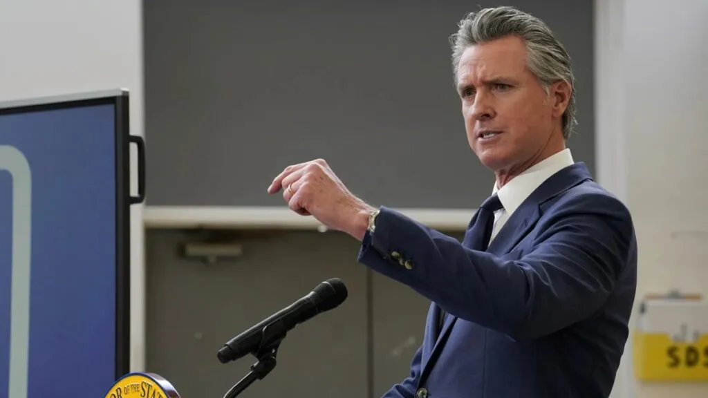 Gobernador de California firma nueva ley que amplía derechos laborales y protege a trabajadores en sectores clave