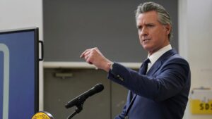 Gobernador de California firma nueva ley que amplía derechos laborales y protege a trabajadores en sectores clave