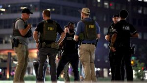 Agentes del FBI y autoridades locales en San Diego durante la operación Summer Heat contra el crimen violento.