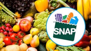 Persona usando tarjeta EBT de SNAP en California para comprar alimentos