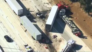 Patrulla de carretera en California acordonando la escena de un accidente de camión vinculado a una licencia de conducción irregular.