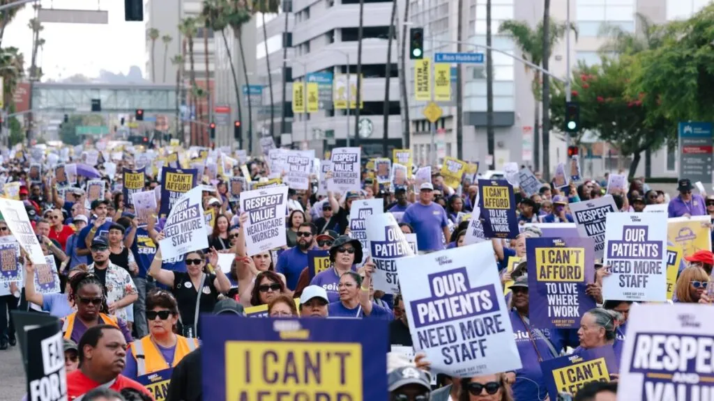 Personal de salud de Kaiser Permanente en San Diego se organiza ante una posible huelga de cinco días para exigir mejores condiciones laborales.