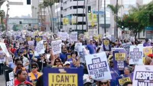 Personal de salud de Kaiser Permanente en San Diego se organiza ante una posible huelga de cinco días para exigir mejores condiciones laborales.