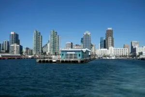 Vista del Puerto de San Diego con transporte limpio y movilidad sostenible reconocida por impacto comunitario