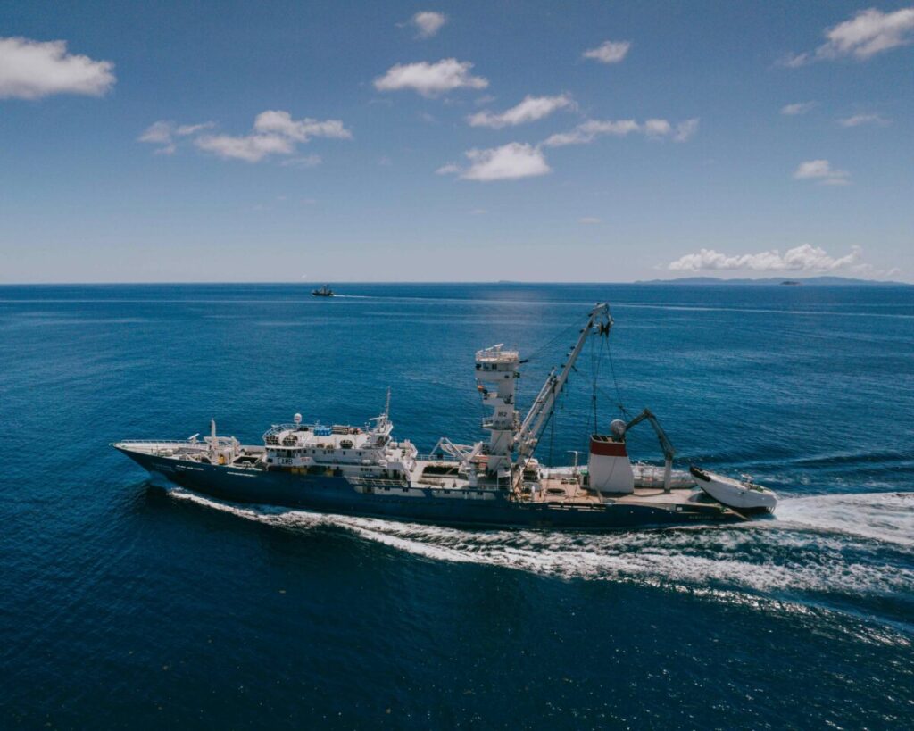 Patrulla de la Marina mexicana rescatando a un náufrago en aguas internacionales, helicóptero militar sobrevolando el océano