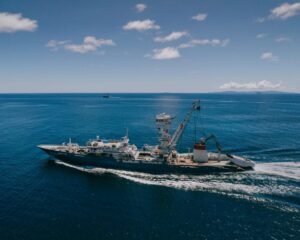 Patrulla de la Marina mexicana rescatando a un náufrago en aguas internacionales, helicóptero militar sobrevolando el océano