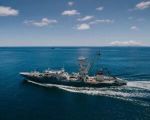 Patrulla de la Marina mexicana rescatando a un náufrago en aguas internacionales, helicóptero militar sobrevolando el océano