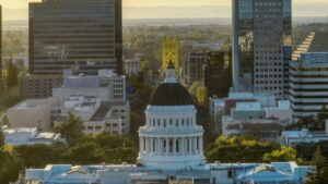 Equipo de rescate de California con caninos y equipamiento especializado durante su despliegue humanitario en Jamaica tras el huracán Melissa.