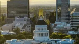 Equipo de rescate de California con caninos y equipamiento especializado durante su despliegue humanitario en Jamaica tras el huracán Melissa.