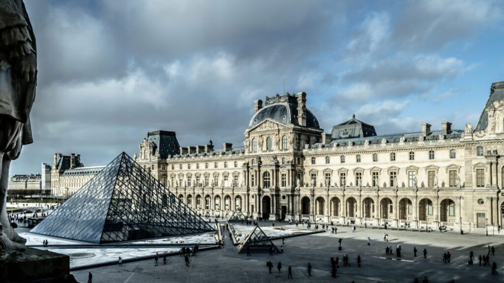 Fachada del Museo del Louvre con presencia policial tras el robo de joyas históricas de la corona francesa
