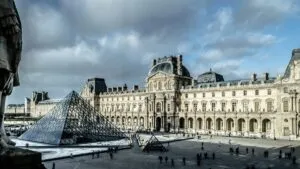 Fachada del Museo del Louvre con presencia policial tras el robo de joyas históricas de la corona francesa