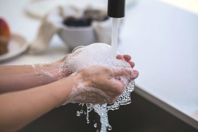 Residentes hispanos de San Diego ajustan su consumo ante aumento de tarifas de agua