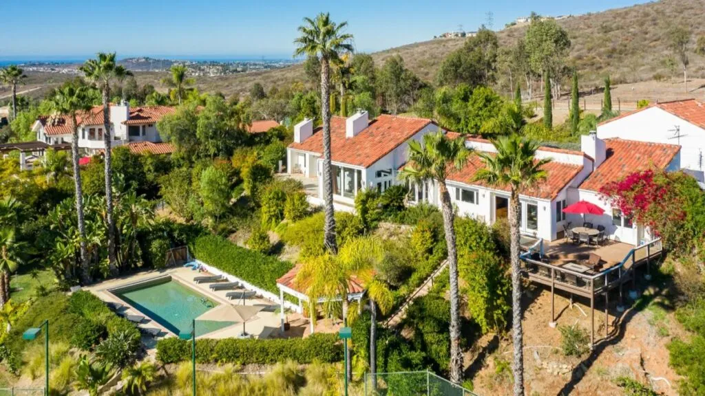 El Ayuntamiento de San Diego analiza un impuesto a casas vacacionales para incentivar el alquiler a largo plazo y financiar servicios públicos.