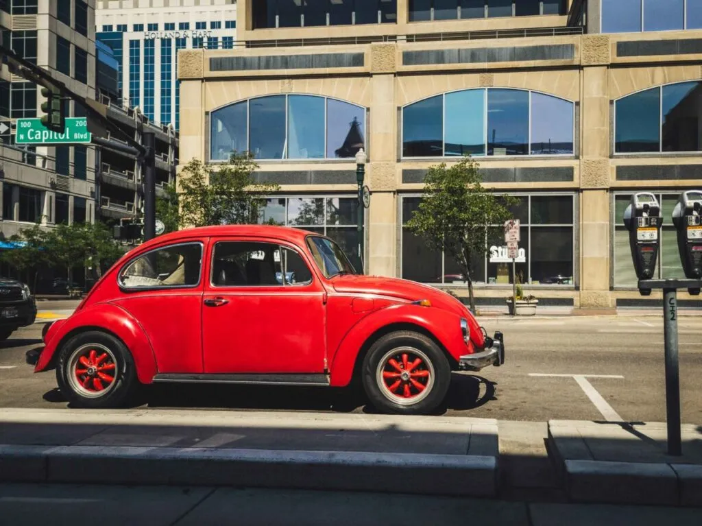 Parquímetros en San Diego con autos estacionados y señalización visible en una calle urbana