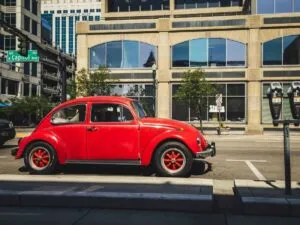 Parquímetros en San Diego con autos estacionados y señalización visible en una calle urbana