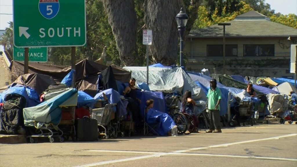 Participantes de Politifest 2025 analizan estrategias para enfrentar la crisis de personas sin hogar en San Diego con un enfoque humano y sostenible.