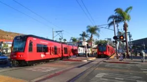 Personas usando transporte público en San Diego durante el Free Ride Day con ambiente comunitario y accesible