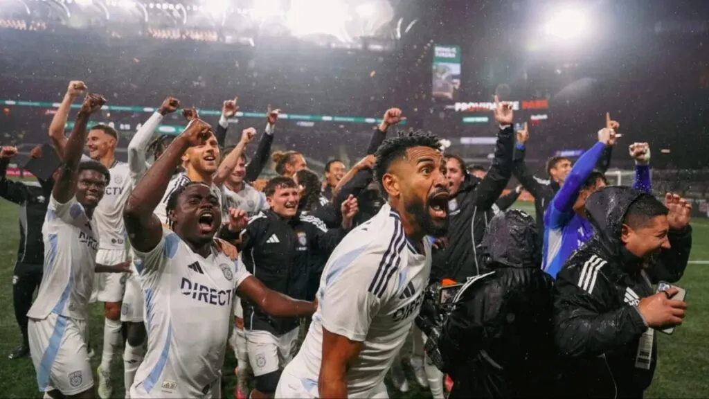 Jugadores del San Diego FC celebran un gol en el Snapdragon Stadium durante su primera temporada como líderes en la MLS.