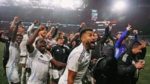Jugadores del San Diego FC celebran un gol en el Snapdragon Stadium durante su primera temporada como líderes en la MLS.