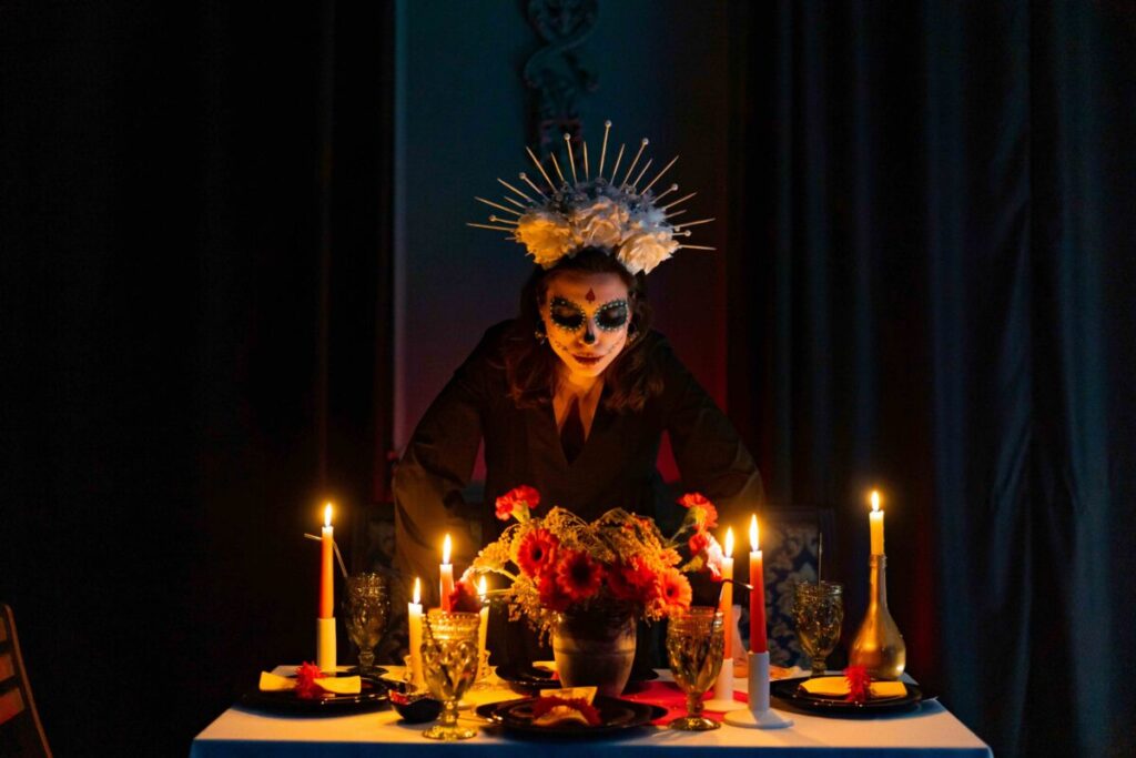 Altares coloridos del Día de los Muertos en un festival cultural de San Diego, con veladoras y flores de cempasúchil
