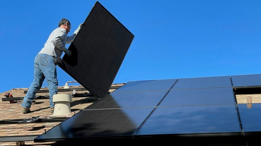 Hogar en San Diego con paneles solares y baterías domésticas beneficiado por programa de reembolsos solares