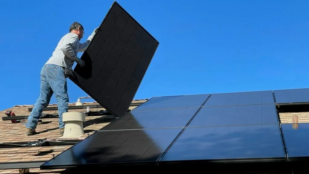Hogar en San Diego con paneles solares y baterías domésticas beneficiado por programa de reembolsos solares