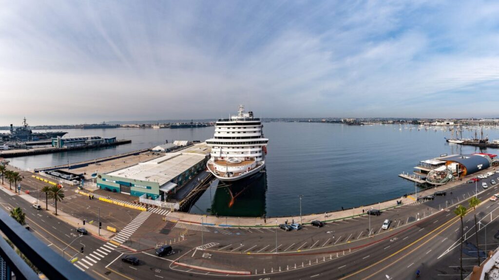 Crucero atracado en el puerto de San Diego al inicio de la temporada de cruceros con pasajeros desembarcando