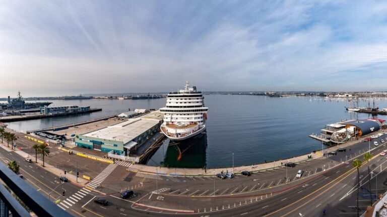 Crucero atracado en el puerto de San Diego al inicio de la temporada de cruceros con pasajeros desembarcando
