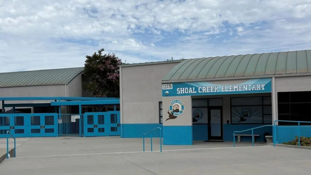 El tribunal federal de San Diego durante el juicio a un joven acusado de enviar una amenaza de tiroteo escolar, con agentes del FBI en el lugar.